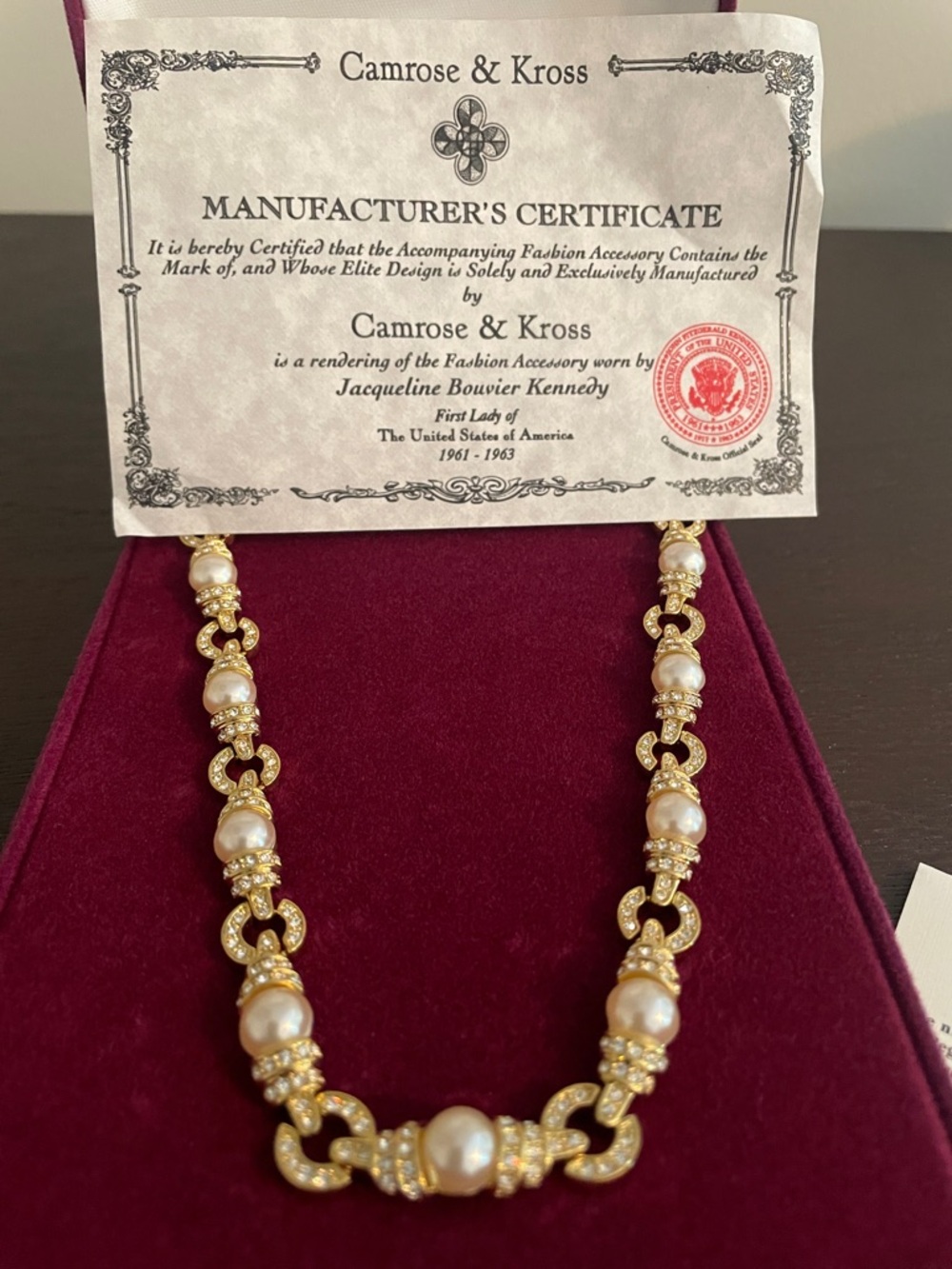 Gold tone and pearl-replica of Jackie Kennedy